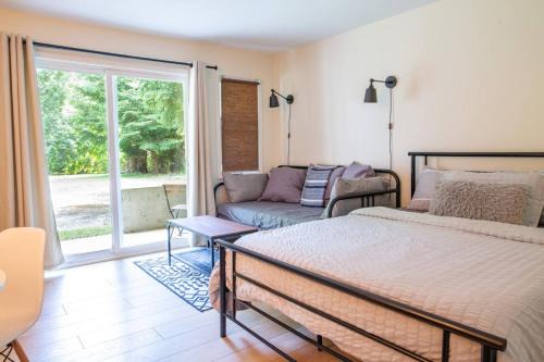 Harrison Hot Springs Apartment | Studio w Balcony with Smart TV and 2 Min Walk to Lake