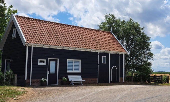 Geersdijk Cottage | Studio Wijtvliet ~ Holiday home in a rural location surrounded by greenery ~