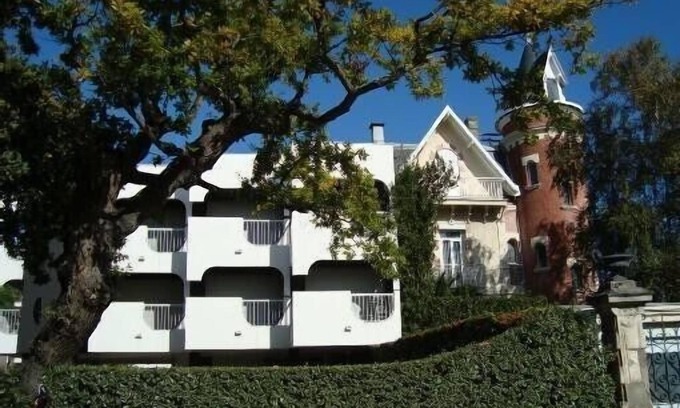 Arcachon Apartment | Studio with balcony Arcachon quiet and bright, near beaches and downtown.