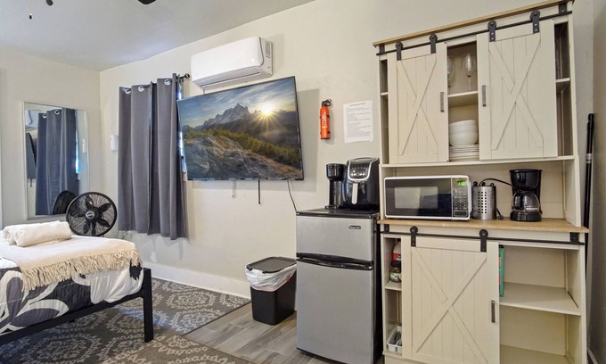 Central Oklahoma City Apartment | Studio with Bathtub in the Villagenn