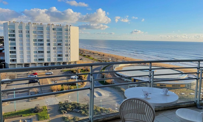 Saint-Jean-de-Monts Apartment | Studio with balcony, 50m from beach, WIFI, pets allowed