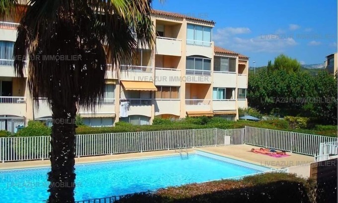 Sanary-sur-Mer Apartment | Studio with terrace in residence with swimming pool for 4