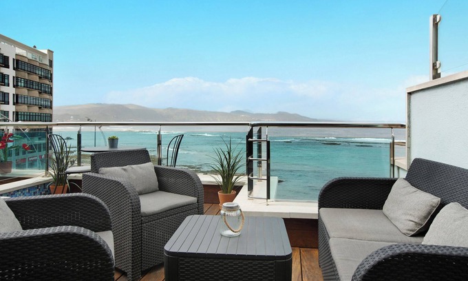 Las Palmas de Gran Canaria Apartment | Stunning Beachfront Apartment with Sea View and Wi-Fi