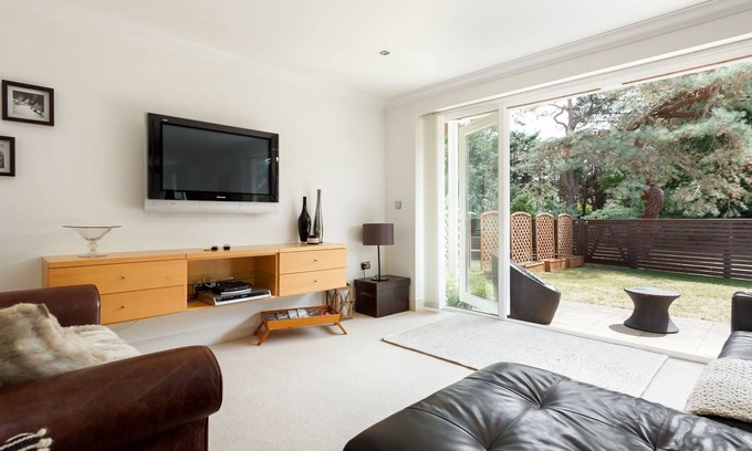 Sandbanks Apartment | Stunning 2 Bedroom Apt in Sandbanks with Beach Hut & Boat Access