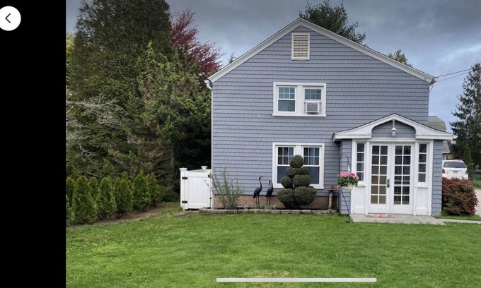 Branford Center House | STUNNING 2 bedroom BEACH Carriage house 250 yards from the beach!!
