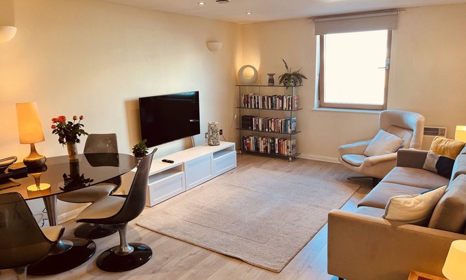Sands End Apartment | Stunning 2 bedroom Fulham/Chelsea Border Flat WiFi by river!