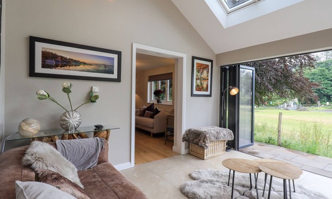 Lakeside House | Stunning - 2 mins Lake Windermere - 4 bedrooms (1 downstairs), 3 bathrooms