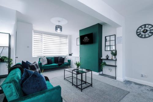 Clayton House | Stunning 3-Bed home in Manchester by 53 Degrees Property, Ideal for Contractor Groups & Long-term Business, FREE Parking - Sleeps 7!