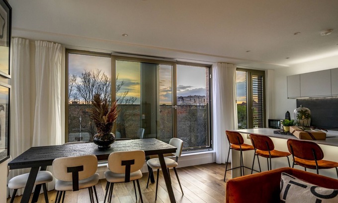 York Apartment | Stunning 3 bedroom apartment with 2 parking spaces