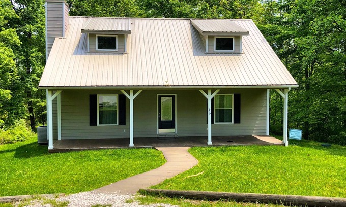 Primrose Cabin | Stunning 3 bedroom cabin in Deer Water Lake with hot tub and wi-fi