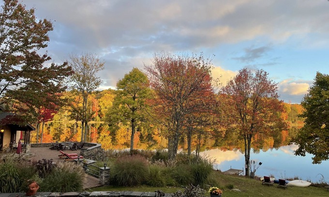 Mountain Dale House | STUNNING 300 ACRE LAKE ESTATE 1.5 hr away! FAB Boathouse/&Barn for large group.