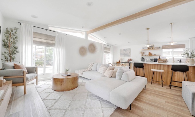 Garden Grove House | Stunning 3bed/2b Family Oasis with Golf Green Near Disney and Beaches