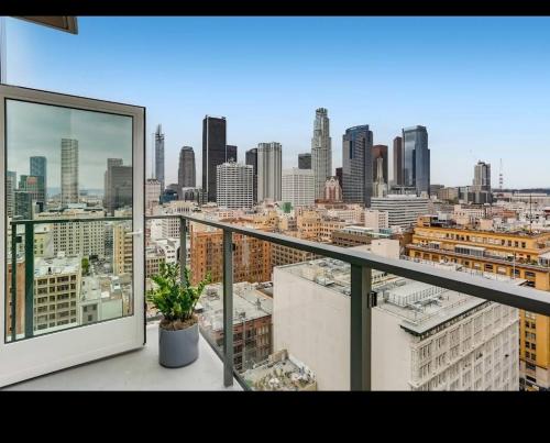 Downtown Los Angeles Apartment | Stunning 3BR High Rise Pool, Spa & Rooftop Views