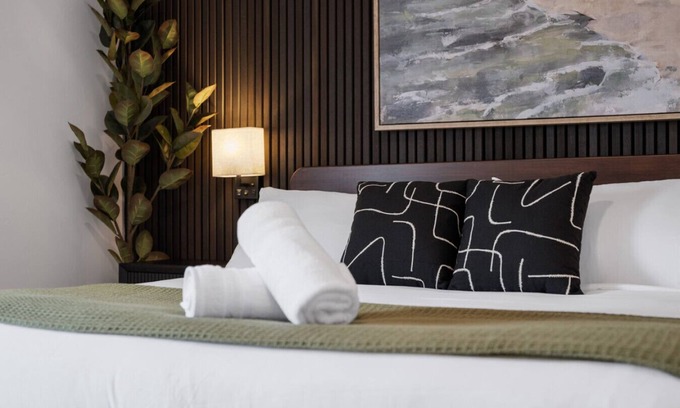 Shadyside Apartment | Stunning 3BR Penthouse Suite| 2 decks| A+ Location