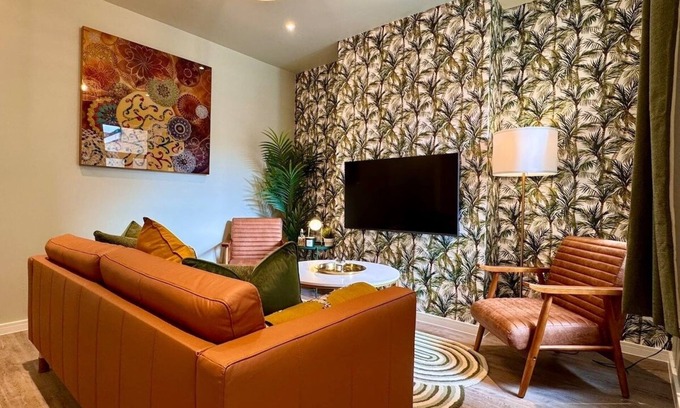 Poole House | Stunning 4-Bed Home - 10 mins to Sandbanks Beach