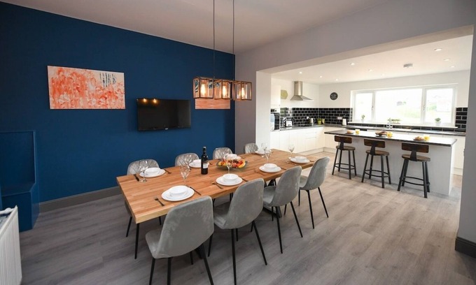 Airdrie House | Stunning 4 Bed House Airdrie. Close to Glasgow!