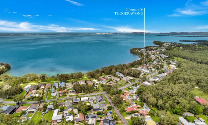 Tuggerawong House | Stunning 4-Bed with Garden and Swimming Pool