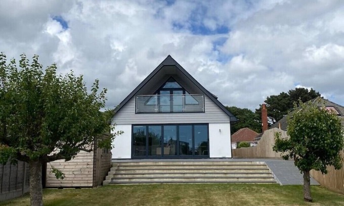 Hamworthy House | Stunning 5 Bed - Balcony, Garden and Sea Views