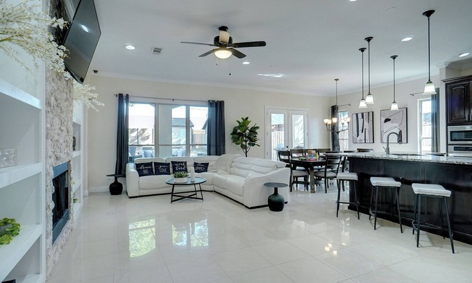 Irving House | Stunning 5br/4ba Minutes from DFW/LOVE Field Sleeps 20