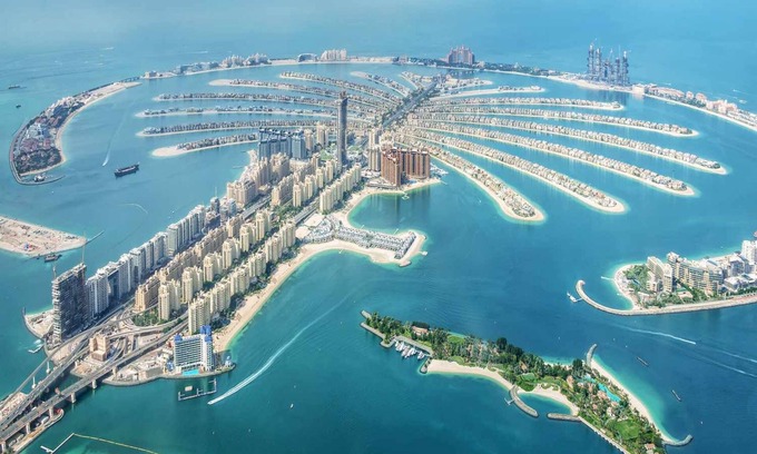 Palm Jumeirah Villa | Stunning 6BR+Maid Room w/private Beach and Pool at Palm
