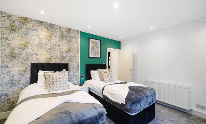 Wormholt and White City House | Stunning Abode in Shepherds Bush