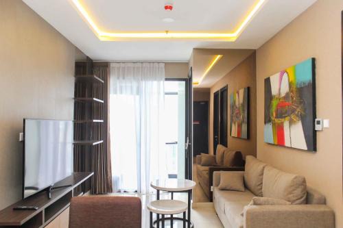 Bendungan Hilir Apartment | Stunning and Comfy 2BR + Study Room at Sudirman Suites Apartment By Travelio