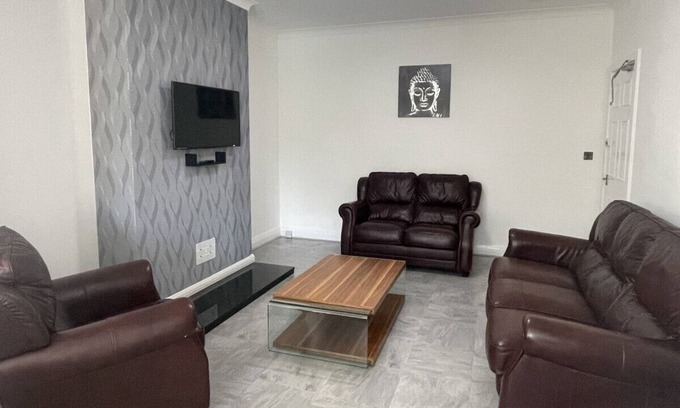 Loughborough House | Stunning and Modest 6 bedroom house