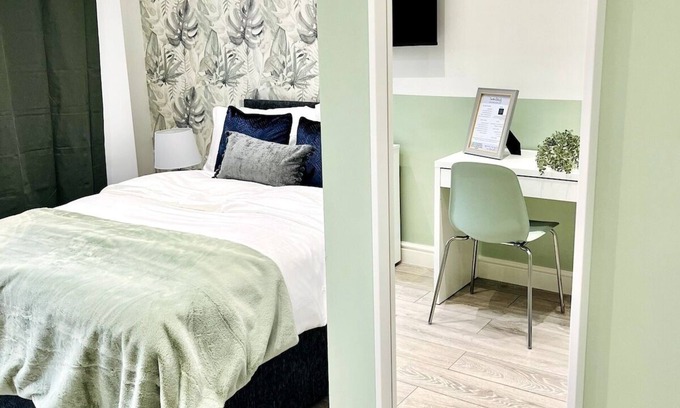 Ealing Broadway Apartment | Stunning Apartment -Quick Access to Central London