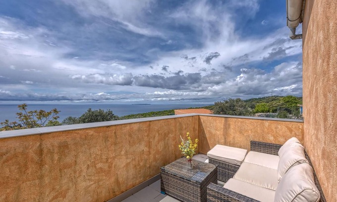 Veli Losinj Apartment | Stunning apartment in Veli Losinj with WiFi