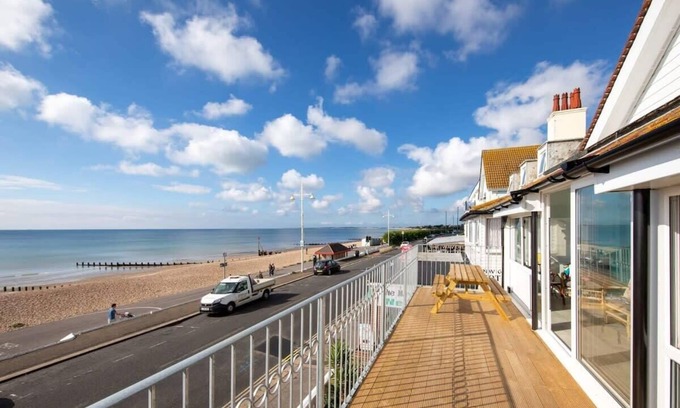 Bognor Regis Apartment | Stunning Beachfront Apt w/Balcony & Sea Views