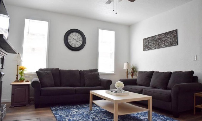 Crafton House | Stunning Big Home Near Downtown North Shore & More