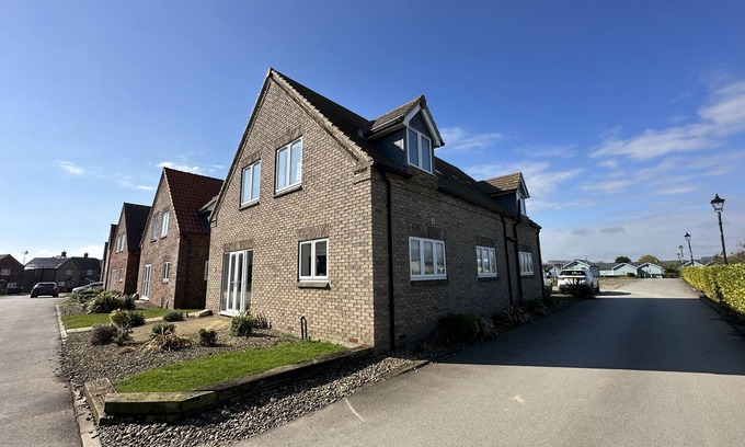 Filey Cottage | Stunning Coastal Cottage - Sleeping 10 in 4 Bedrooms - Pool and Beach Access Included.
