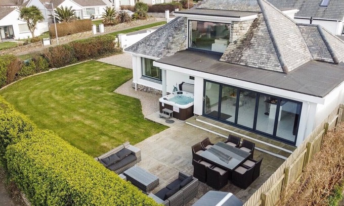 Newquay House | STUNNING CONTEMPORARY COASTAL HOLIDAY HOME WITH HOT TUB, SEA VIEWS AND PARKING