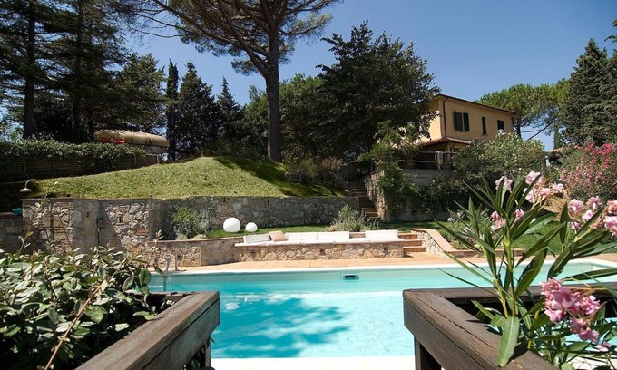 Lorenzana Villa | Stunning Country House overlooking Tuscany hills