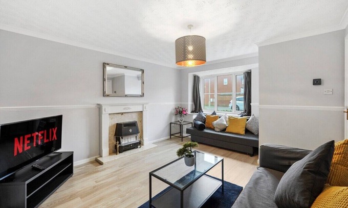 Bedford House | Stunning Detached 3 Bed House - Parking & Garden