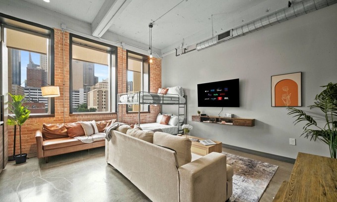 Downtown Dallas Apartment | Stunning Downtown Apartment | Pool, Laundry, Parking