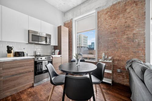 Downtown Dallas Apartment | Stunning Downtown Apartment with Pool, Laundry, Parking