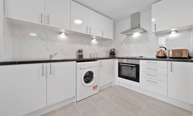 Penge Apartment | Stunning Ensuite Studio Crystal Palace London Se20