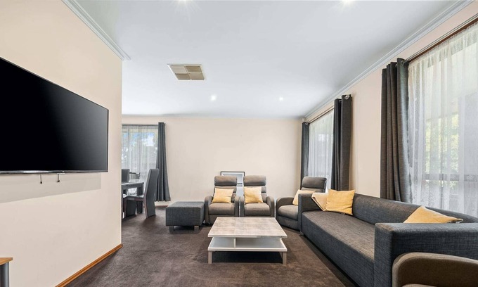 Canadian Apartment | Stunning Family Friendly 4BR Canadian Holiday Home