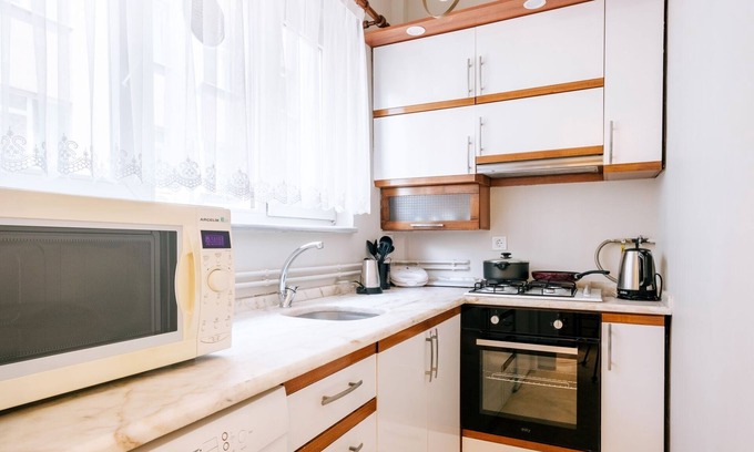Sisli Apartment | Stunning Flat with Balcony 5 min walk to Nisantasi