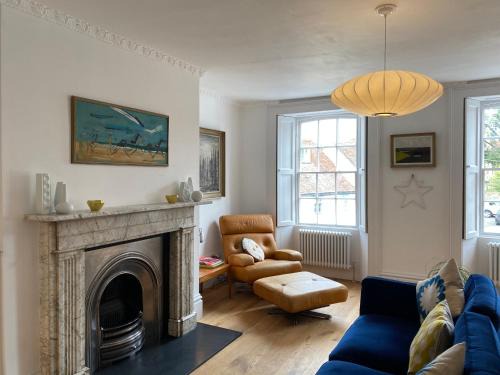 Midhurst Apartment | Stunning Georgian Flat in The Heart of Midhurst Old Town