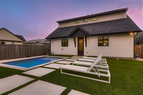 Georgetown House | Stunning home - walk to square & heated pool