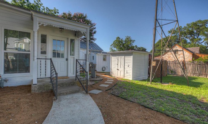 Fredericksburg House | Stunning Home with Hot Tub & Grill Just 2 Blks from Main St!