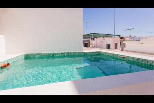 Fuseta House | Stunning House With Rooftop and Pool by LovelyStay