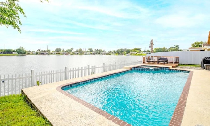 Pembroke Pines Villa | Stunning Lake-Front Villa with Pool & Spa