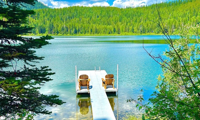 Columbia Falls House | Stunning Lakefront Lodge-12 miles to Glacier. Private dock & game room