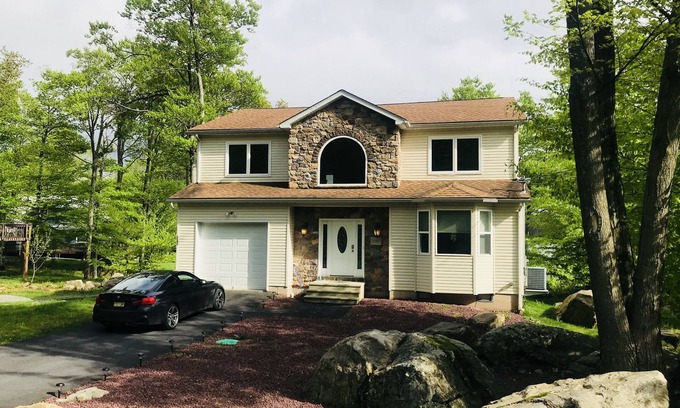 Tobyhanna House | STUNNING LAKEFRONT HOUSE POCONO - SLEEP 11, WIFI, NETFLIX, LAKE ACCESS + BOAT