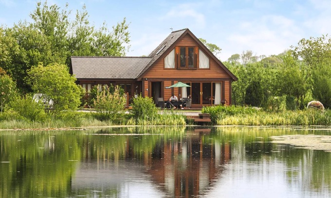 Menai Bridge Ski Chalet | Stunning lodge built over the edge of the lake.