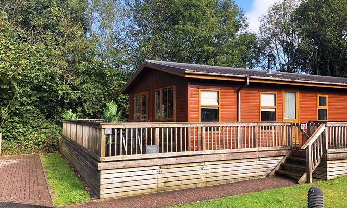 St Minver Resort | Stunning lodge in an idyllic location, sleeps 6, parking + dogs