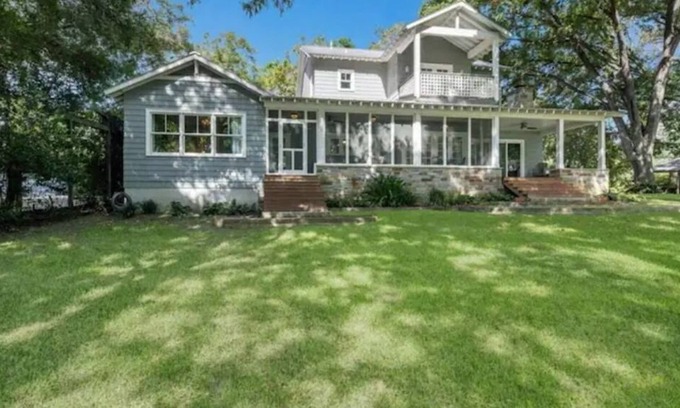 McQueeney House | Stunning Luxury Estate 7 miles to New Braunfels